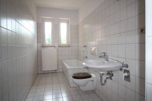 Bad mit Wanne - Etagenwohnung mit 62,00 m² in Chemnitz zur Miete