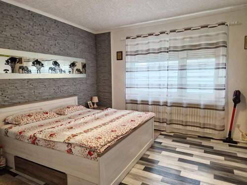 Schlafzimmer OG-Wohnung - 6 Zimmer Mehrfamilienhaus, Wohnhaus in Bad Salzuflen