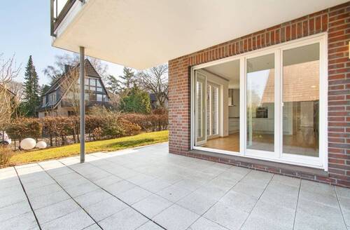 Geräumige Terrasse mit schützender Überdachung - 