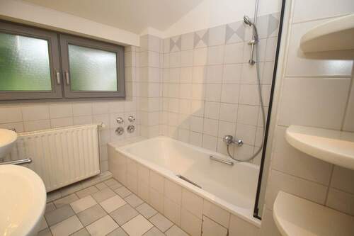 Badezimmer mit Dusche, Wanne und Fenster - 