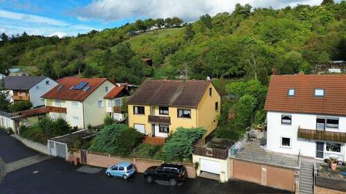 Luftbild - 7 Zimmer Mehrfamilienhaus, Wohnhaus zum Kaufen in Arnstein