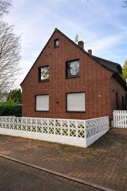 Hausansicht - Luxuriöse, kernsanierte Wohnung mit Hauscharakter, Garage, besonderem Gartenanteil & eigenem Eingang