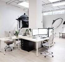 Kreativer Schreibtischplatz im modernen Fotostudio-Coworking Würzburg