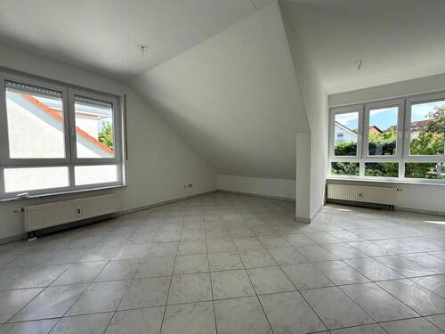 Wohn- Essbereich - Ruhige Lage, große Fenster, Balkon, Stellplatz uvm. - Besondere Wohnung in Walzbachtal-Jöhlingen zu verkaufen!