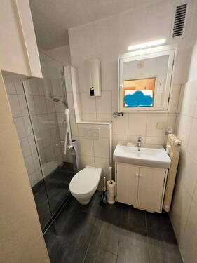 Bad mit Dusche - 