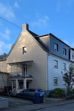 Hausansicht - RESERVIERT! Doppelhaushälfte mit 3 Wohneinheiten in Dudweiler zu verkaufen!