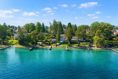 Sicht vom See. Erste Reihe. - Einzigartiges Anwesen am See mit privaten Steg. Im Einklang mit der Natur.