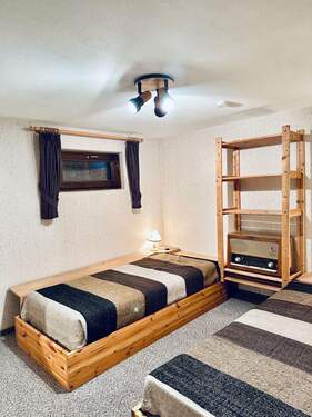 Ein Gästezimmer im Untergeschoss - 