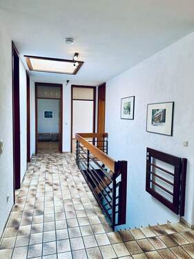 Flur im Erdgeschoss mit Treppe zum Untergeschoss - 