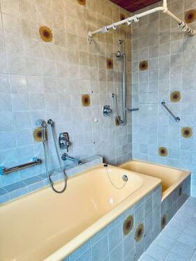 Das Tageslichtbad mit Wanne und Dusche im EG - 