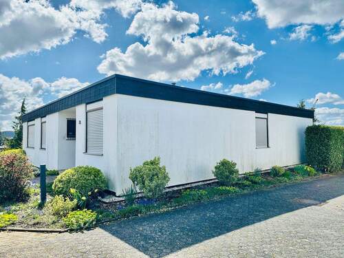 Seitenansicht und Hauseingang - 5 Zimmer Bungalow in Trier