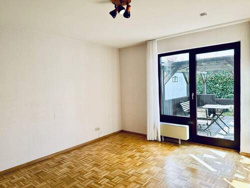 Schlafzimmer 2 im EG, mit Zugang zur Terrasse - 