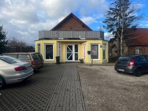 Straßenansicht - Modernes Wohnen mit Einbauküche und großer Terrasse - Erdgeschosswohnung zum Wohlfühlen!