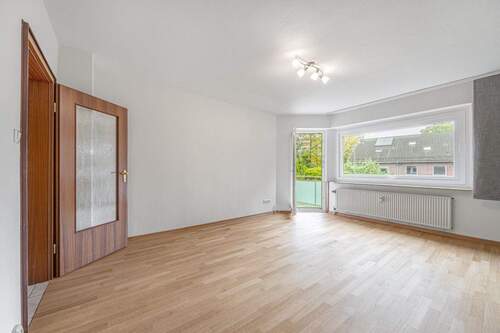 Wohnzimmer mit Balkonzugang - 2 Zimmer Etagenwohnung in Hamburg