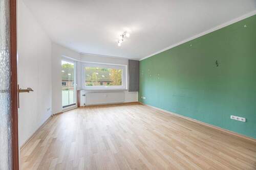 Wohnzimmer mit Balkonzugang - 