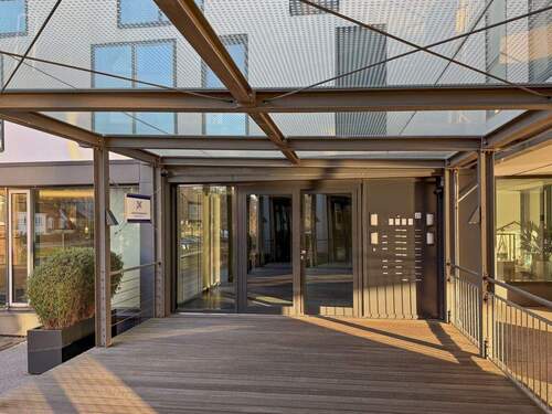 Überdachter Eingangsbereich mit moderner Ästhetik - 4 Zimmer Etagenwohnung in Hamburg