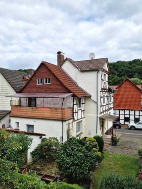 Rückseite mit Balkon - 