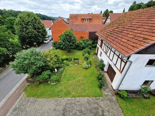 Vorgarten mit Zufahrt - 