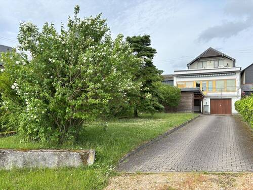 Einfahrt Garten.jpg - 1 Zimmer Mehrfamilienhaus, Wohnhaus zum Kaufen in Damscheid