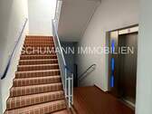 Treppenhaus mit Fahrstuhl - 