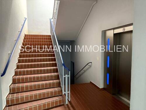Treppenhaus mit Fahrstuhl - 