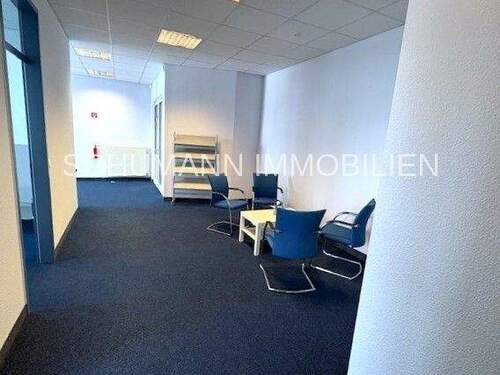 Flur mit Wartebereich - 4 Zimmer Büro zur Miete in Wilhelmshaven