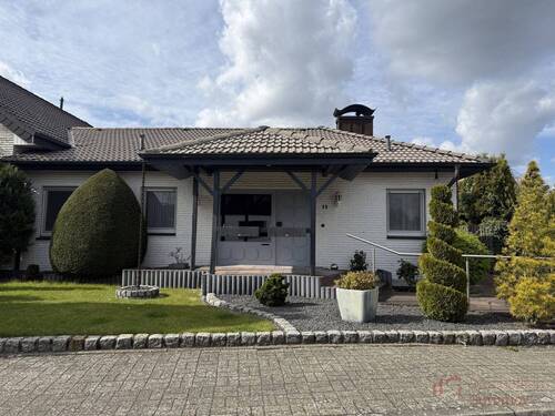 Außenansicht - +++RESERVIERT+++IMMOBILIEN GUMNIOR präsentiert: gepflegter, ebenerdiger Bungalow mit schönem Garten und Garage