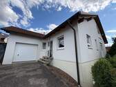Eingang + Garage - 6 Zimmer Einfamilienhaus zum Kaufen in Boffzen