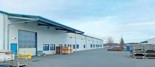 Außenbereich.JPG - Halle, Lager-Produktionshallen mit 3 Rolltoren und Büros in Gremsdorf, Bayern, Erlangen, Höchstadt, Forchheim, Nürnberg an der A3