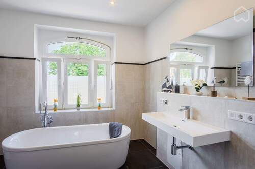 Badezimmer 2 - Helle 4-RW mit Kamin und Einbauküche