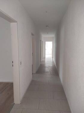 Flur (Richtung Wohnzimmer) - 3 Zimmer Etagenwohnung zum Kaufen in Wehr