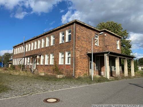 Bild 1 - Ehemaliges Kokerei-Gebäude in Lauchhammer-West direkt an den Biotürmen