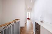 Flur mit Treppenaufgang - 