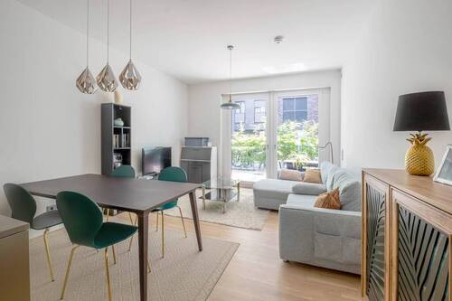 Wohnzimmer mit Blick auf die Terrasse - Townhouse mit Terrasse nahe dem Gleisdreieckpark
