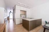 Küche mit Kochinsel - 3 Zimmer Etagenwohnung in Berlin