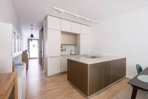 Küche mit Kochinsel - 3 Zimmer Etagenwohnung in Berlin
