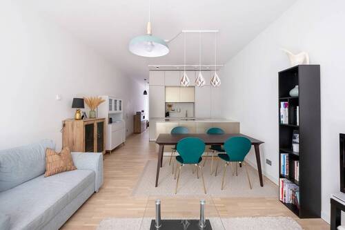 Wohnzimmer mit Blick auf die Küche - 