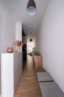 Flur mit Blick zur Terrasse - 