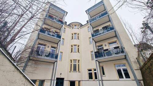 Haus hinten Balkone - 2 Zimmer Einfamilienhaus in Chemnitz