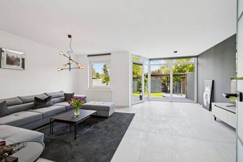 Wohnzimmer mit Blick ins Grüne - 4 Zimmer Reihenendhaus in Guben