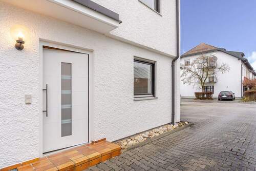 Hauseingang - 4 Zimmer Doppelhaushälfte zum Kaufen in Straubing