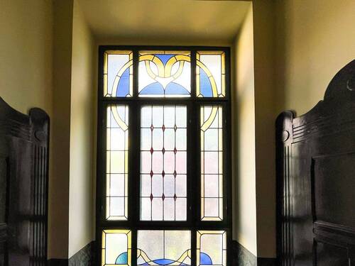 Schmuckvolles Treppenhausfenster - 