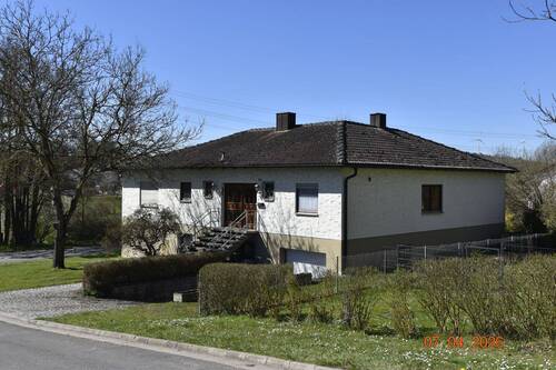 Aussenansicht - Geräumiges Familienhaus mit Terrasse in Burgambach, Scheinfeld