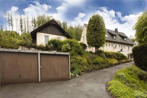 Ansicht mit Garagen und Tiny House - Einfamilienhaus in Lüdenscheid
