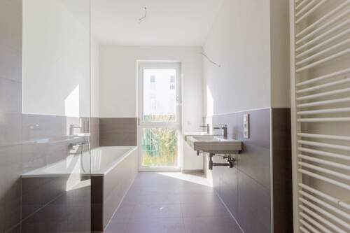 Badezimmer mit Dusche und Badewanne - Etagenwohnung mit 135,90 m² in Hamm zum Kaufen