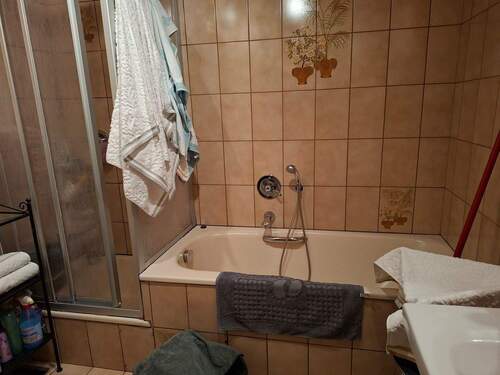 11-Bad-Wanne und Dusche.jpg - 