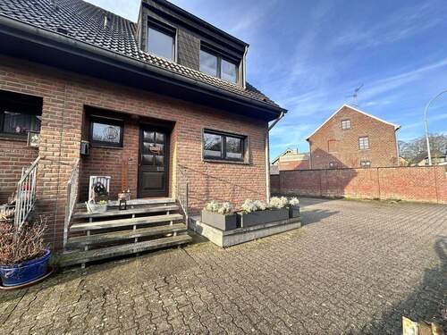 Hauseingang - 5 Zimmer Doppelhaushälfte zum Kaufen in Schwalmtal