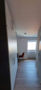 Blick Richtung Wohnbereich mit Stauraum links - 