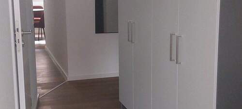 Blick Richtung Eingang, Stauraum rechts - 