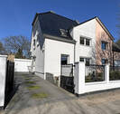 Strassenansicht - Moderne Doppelhaushälfte in Toplage